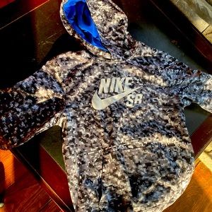 Kids XL Nike sb hoodie sweater pixel camouflage